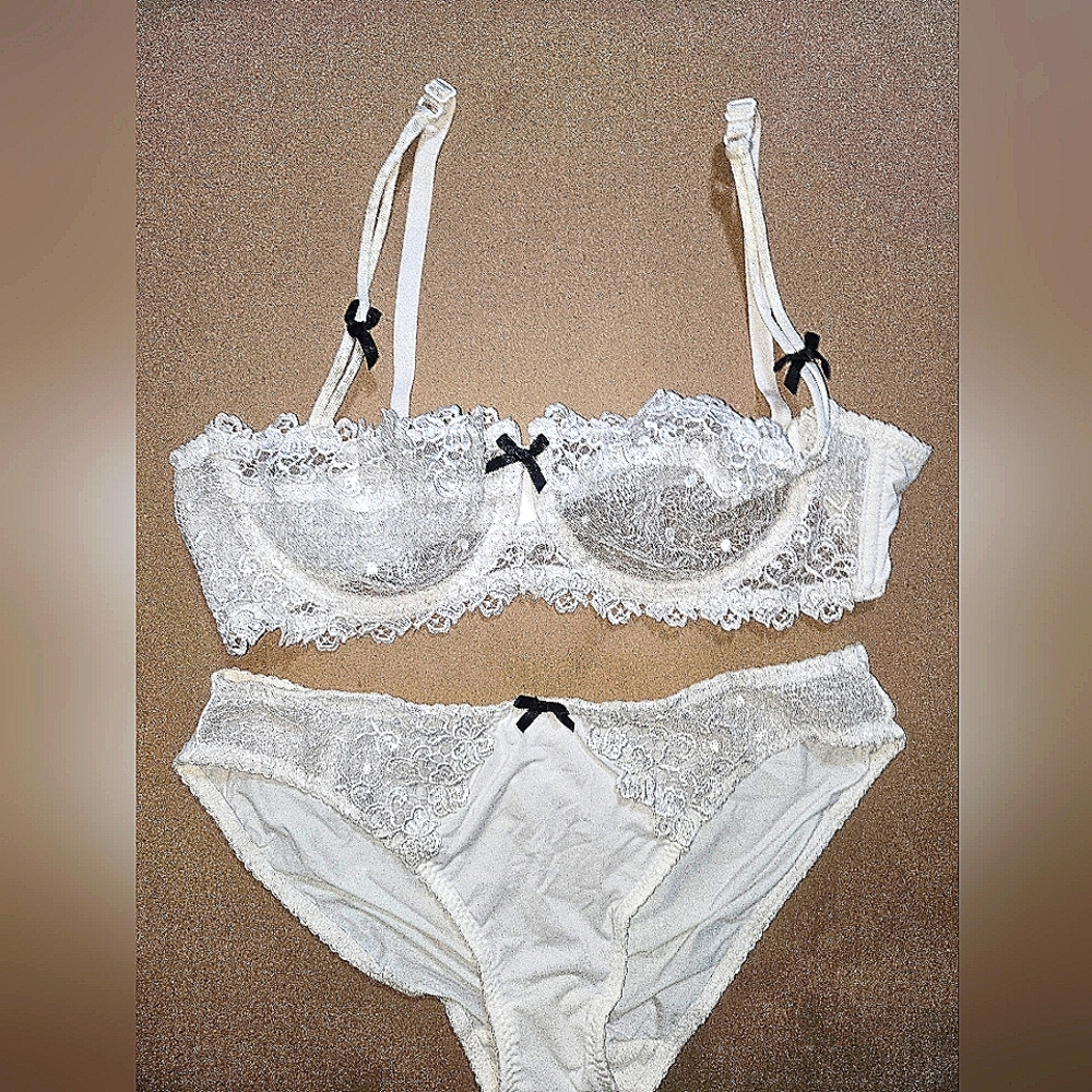 Ivory Satin & Lace Bra /Panty Set ( New No Tag)